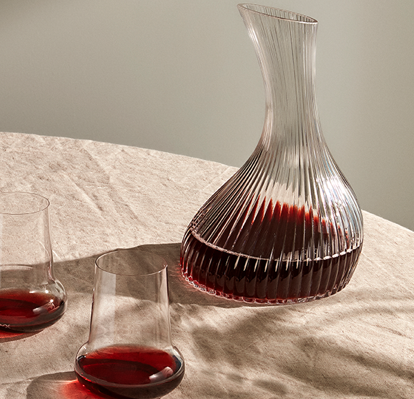 NUDE Vini Carafe 1.7L with red wine and tumblers